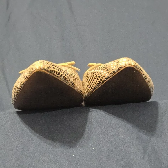 Banana Republic Snakeskin Flat Dress Shoes - Bow Detail - Size 7 - Picture 6 of 9